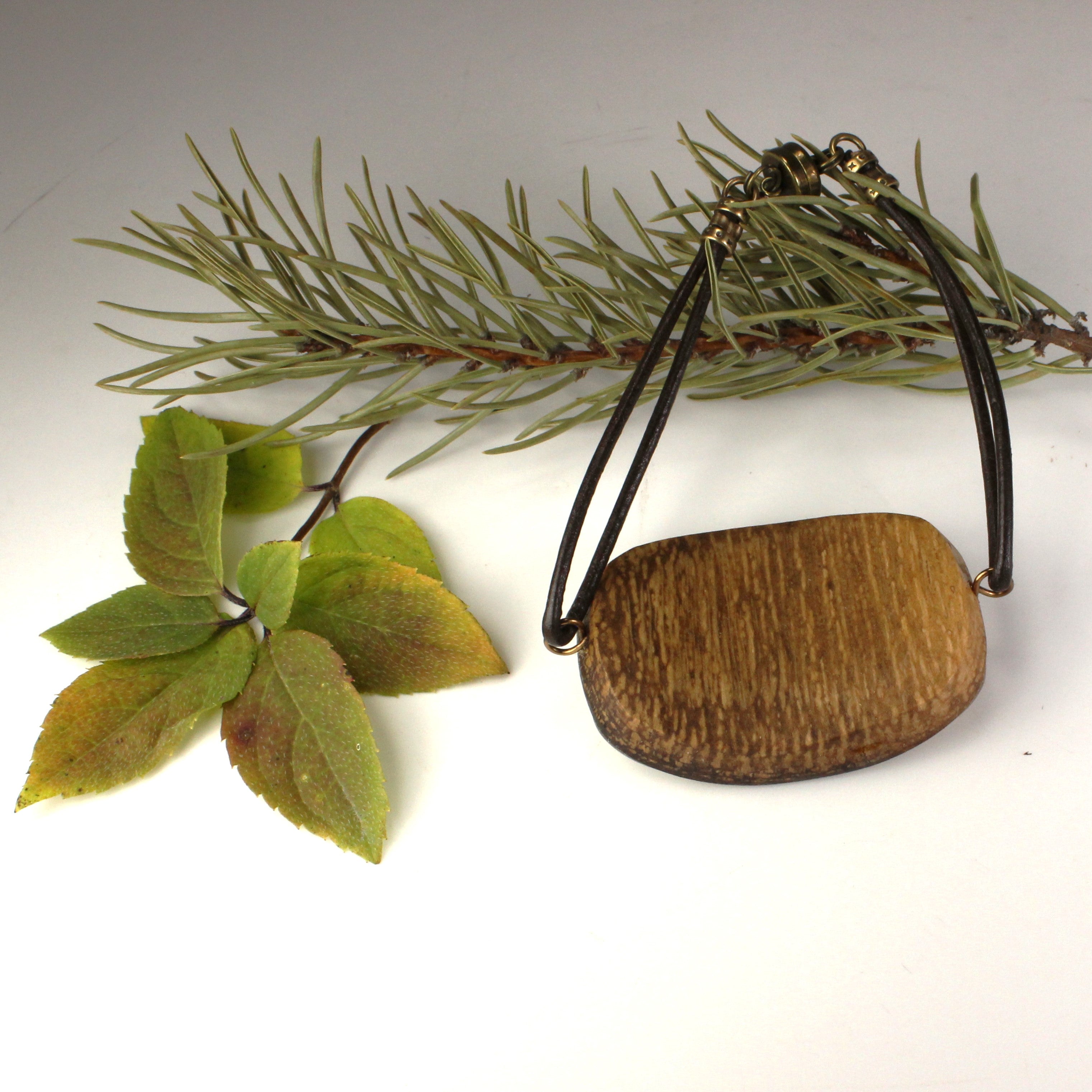 Bracelet in wood and poplar bark